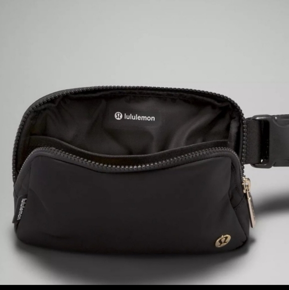 🆕️ LULULEMON BELT BAG BLACK WITH GOLD LOGO 🖤💛 - Picture 3 of 8